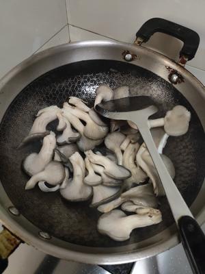 裙带菜蘑菇汤的做法 步骤14