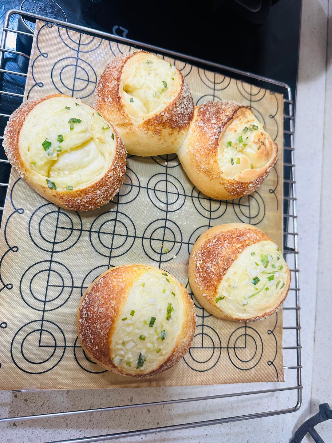 非常柔软的蒜香芝士餐包做法，满屋飘香