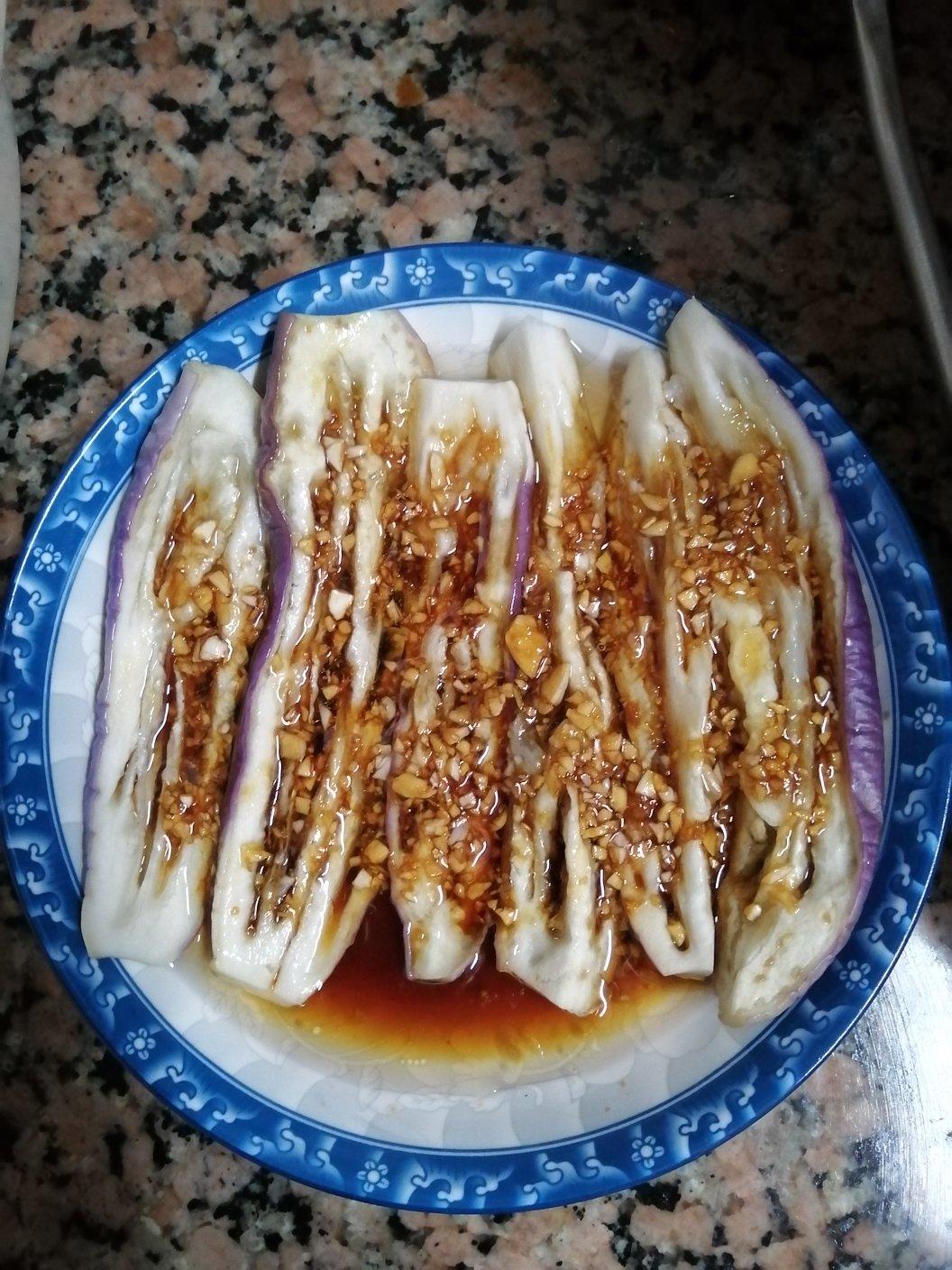 做菜太热，懒宝贝接着10分钟快手算你狠的蒜泥蒸茄子