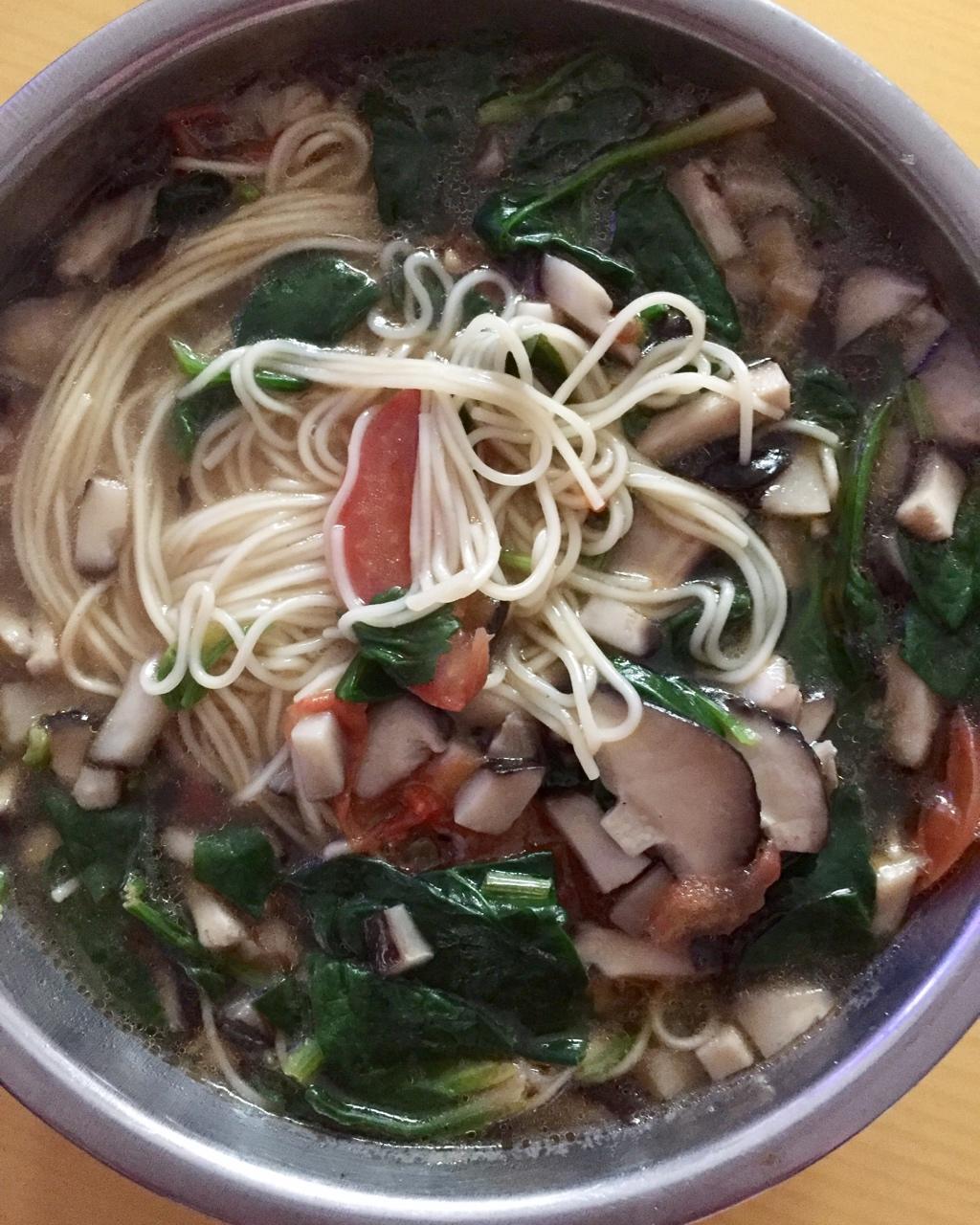 菌汤面条 看得见的香菇 尝得到的鲜美 这才是真正的菌汤