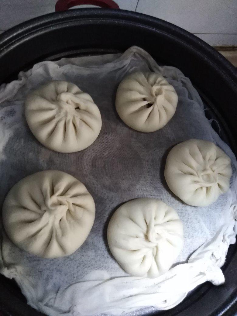 松软的素馅包子