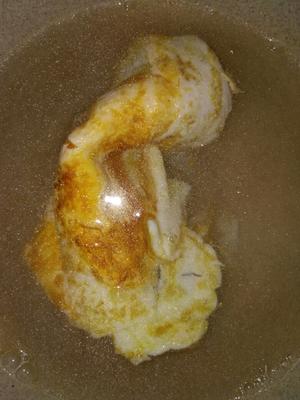 丝瓜香菇荷包蛋面的做法 步骤3