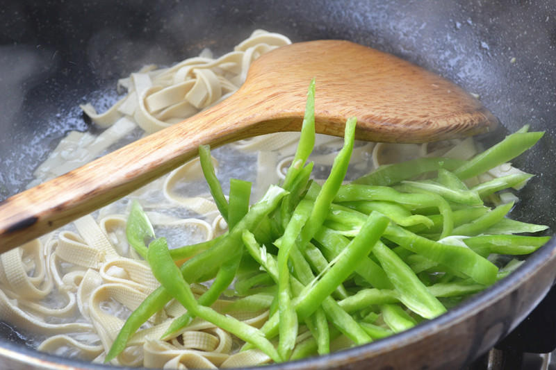 小炒青椒豆皮的做法 步骤2
