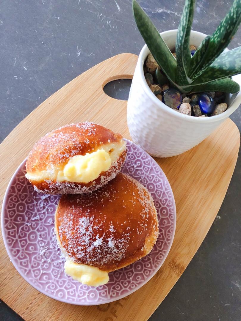 好吃到哭泣的甜甜圈VANILLA CREAM-FILLED DOUGHNUTS
