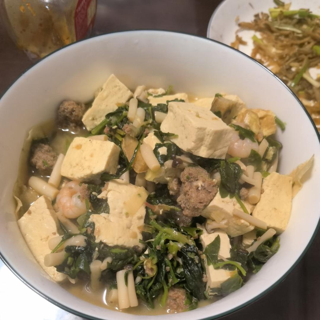 海鲜菇豆腐汤，超简单，晚上喝一碗暖暖的🍲