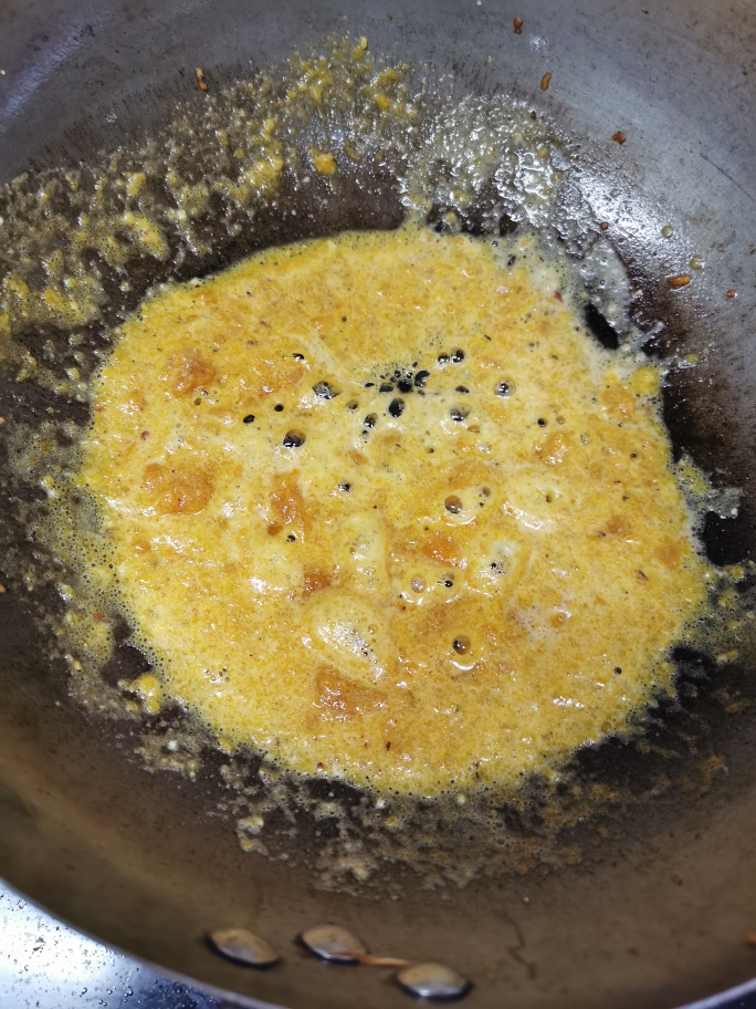 咸蛋黄茭白的做法 步骤5