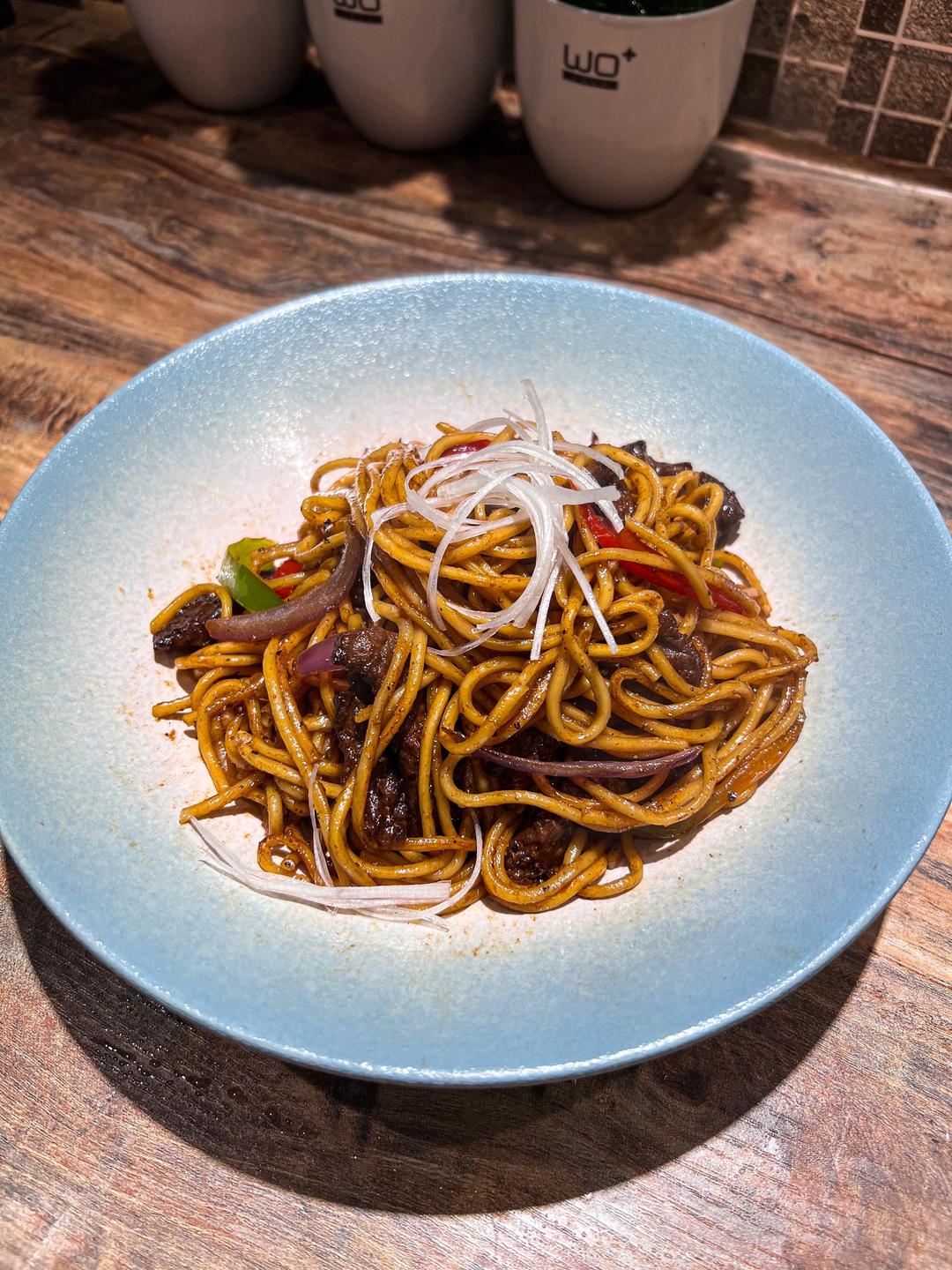 超级好吃的黑椒牛柳炒面的做法