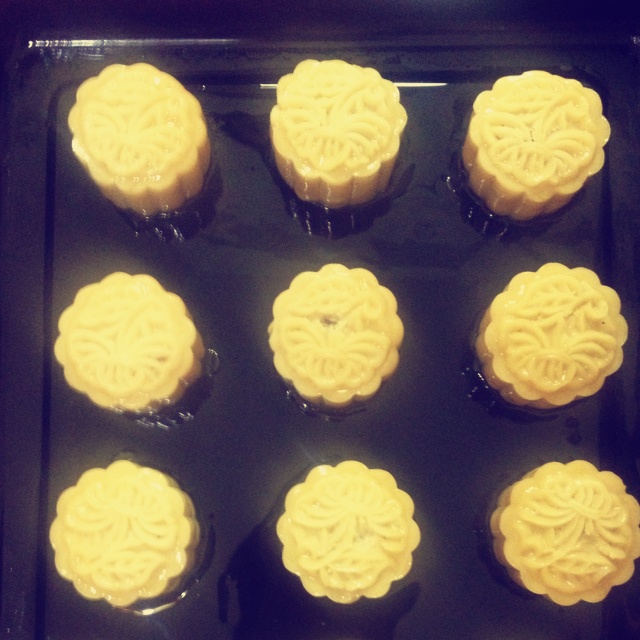 广式蛋黄莲蓉月饼