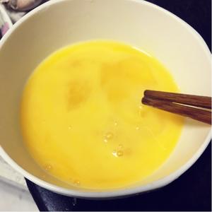 韭菜苔炒鸡蛋的做法 步骤2