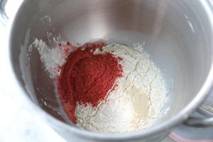 在家也可轻松复刻超火椰香草莓牛乳包的做法 步骤2
