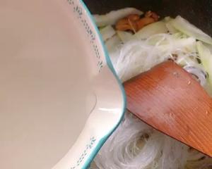懒人版虾米煮粉丝的做法 步骤4
