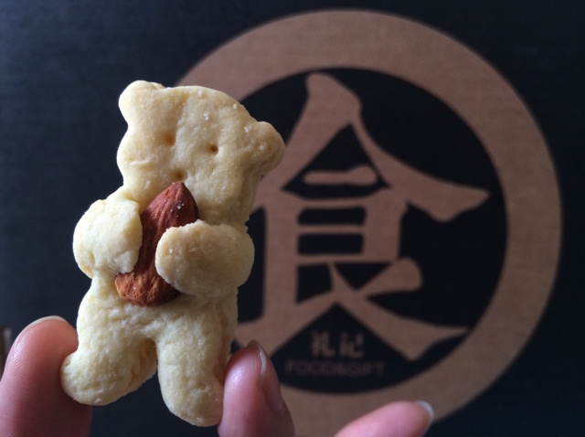 抱杏仁的小熊（造型饼干）