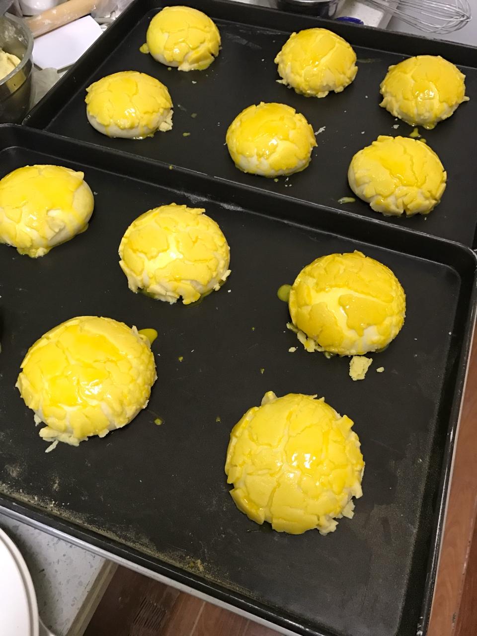 好吃到炸裂的港式菠萝包（附带制作酥皮的小视频）