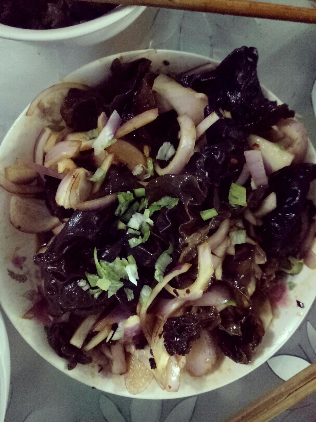 凉拌洋葱黑木耳的做法