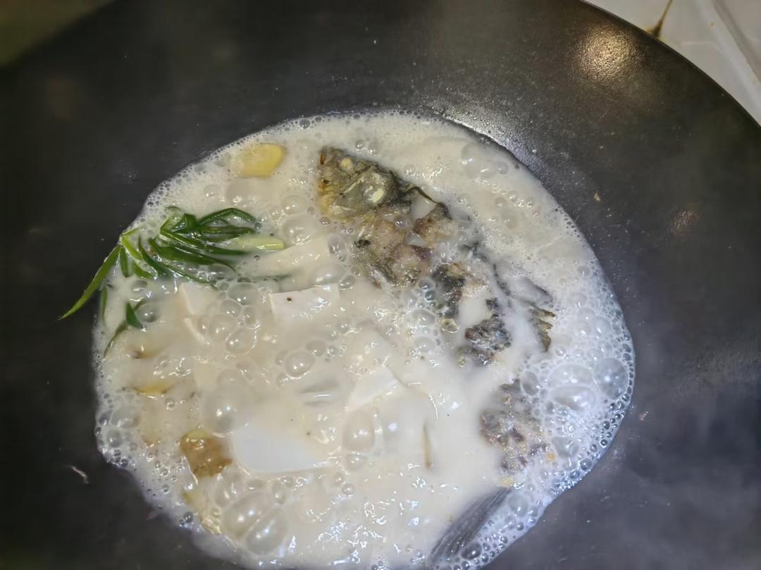 奶白鲫鱼豆腐汤|一条鱼最后的温柔