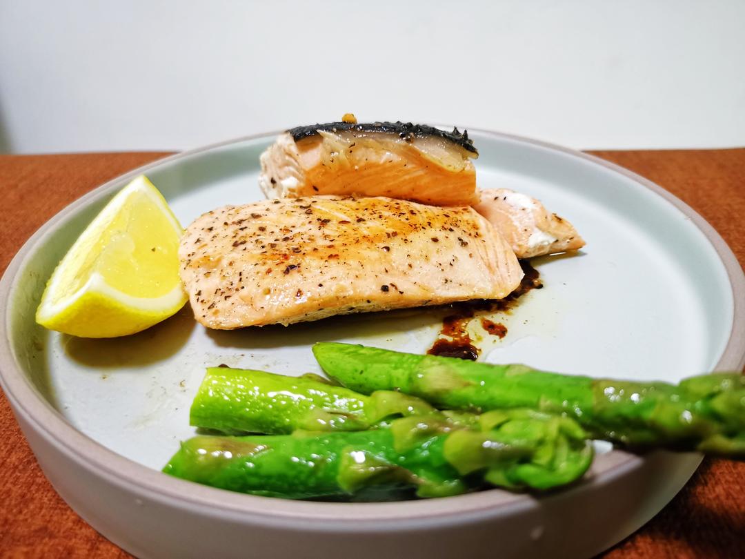香煎三文鱼配芦笋的做法