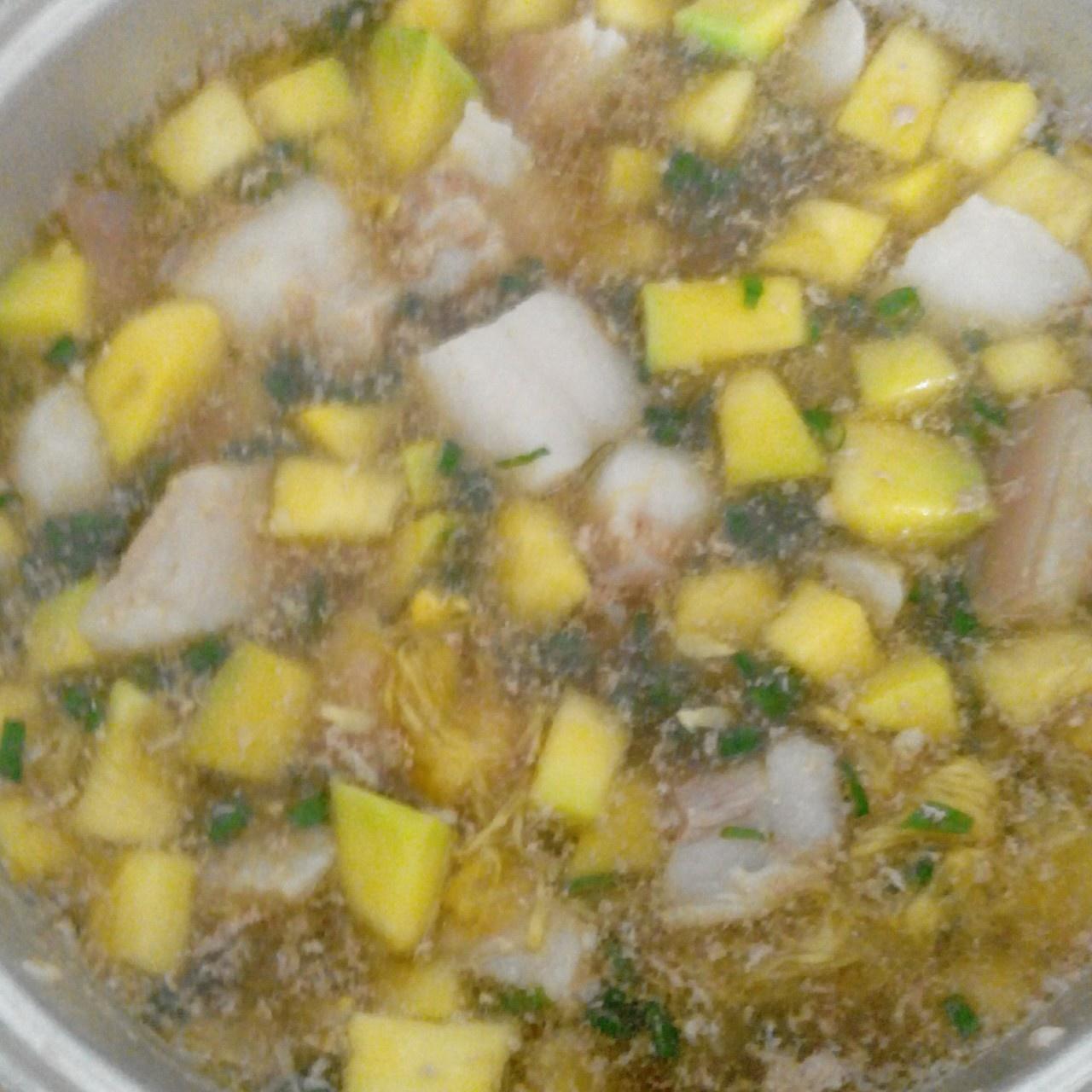 南瓜丁炖排骨汤的做法