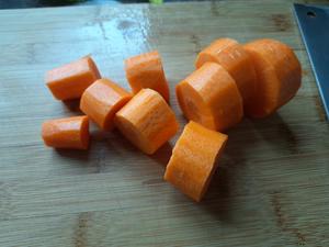 玉米红萝卜排骨汤的做法 步骤4