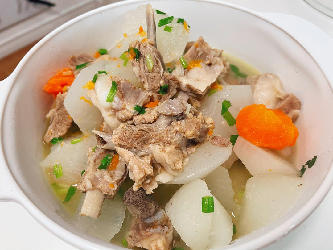 清炖羊排，老爸的拿手菜，汤鲜味浓，羊肉软烂，连萝卜都非常好吃