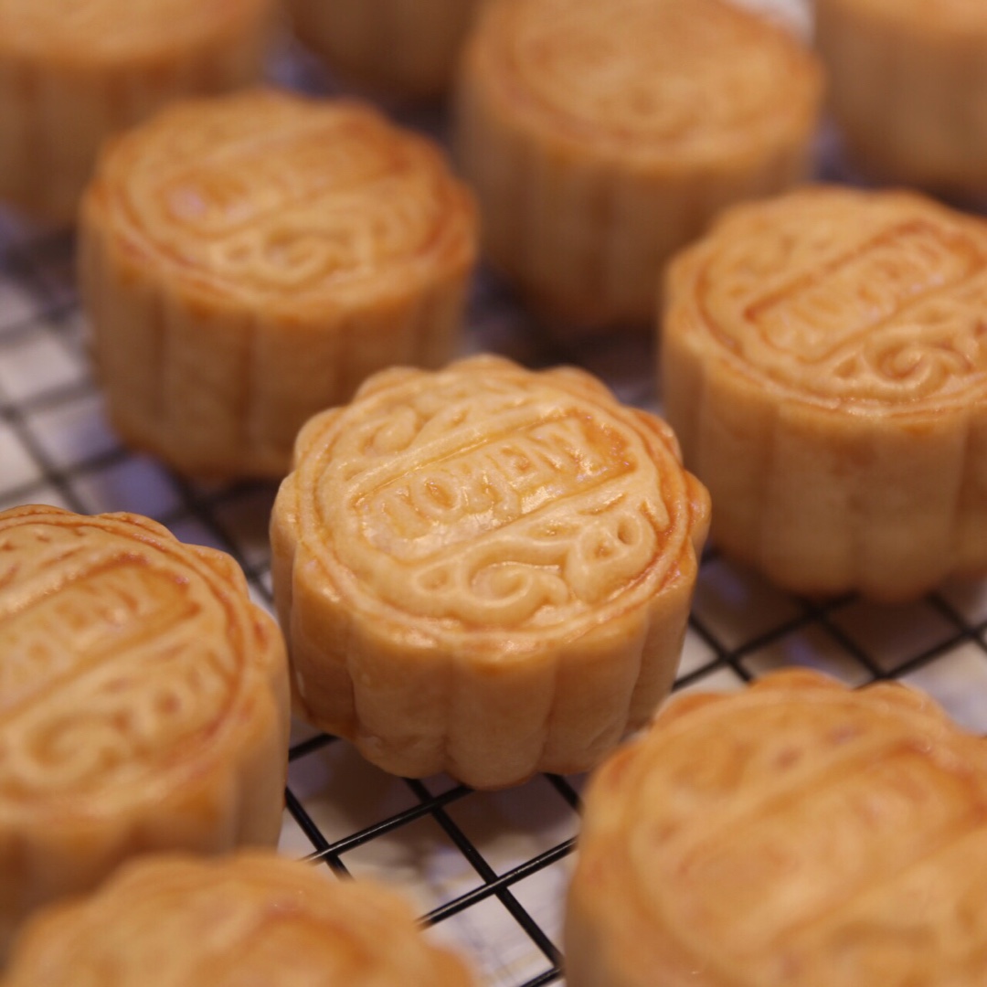 广式月饼—蛋黄莲蓉月饼