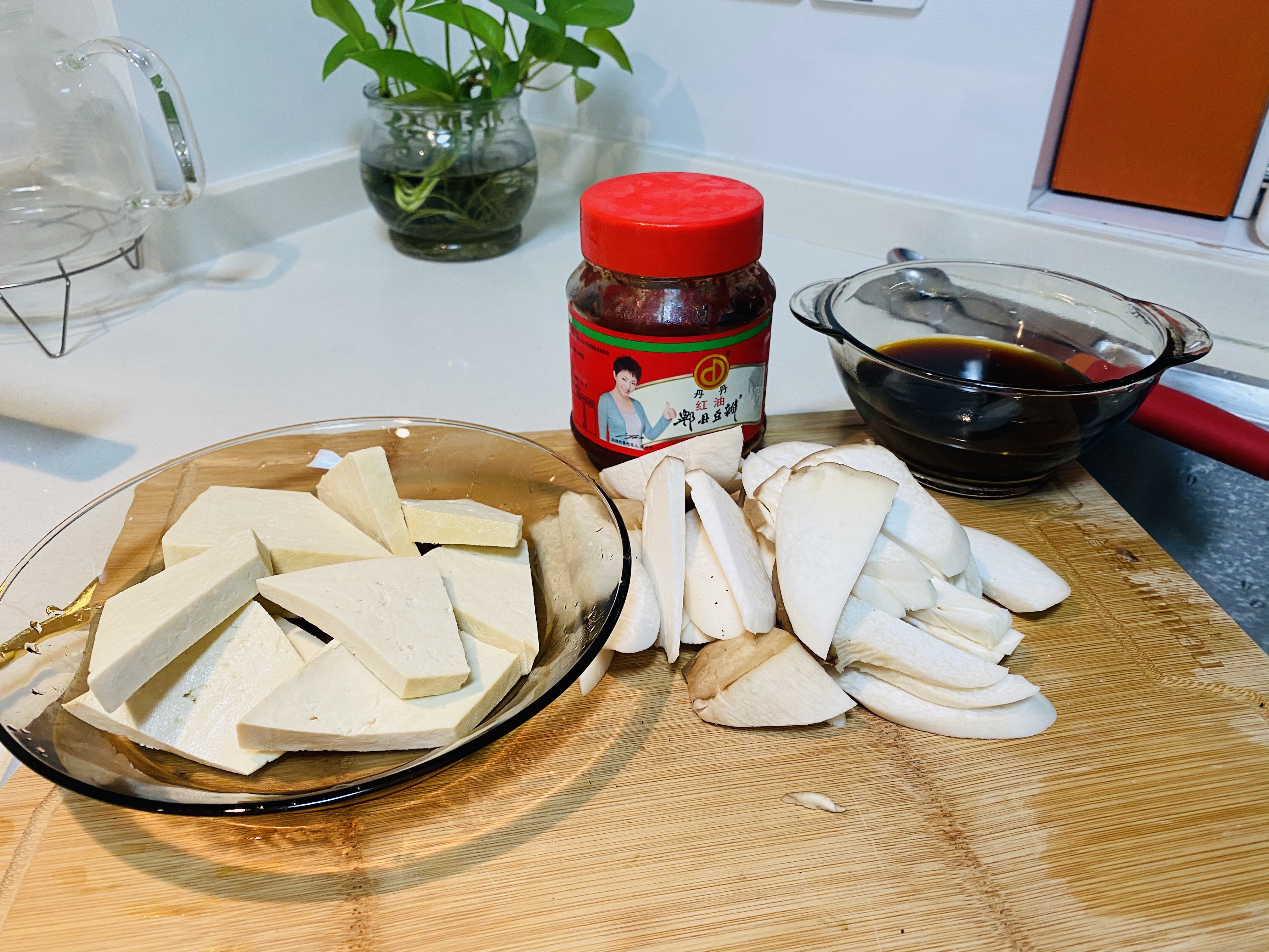 超级简单好吃的下饭菜:蚝油豆腐杏鲍菇的做法 步骤1