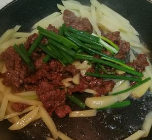 土豆炒牛肉的做法 步骤6