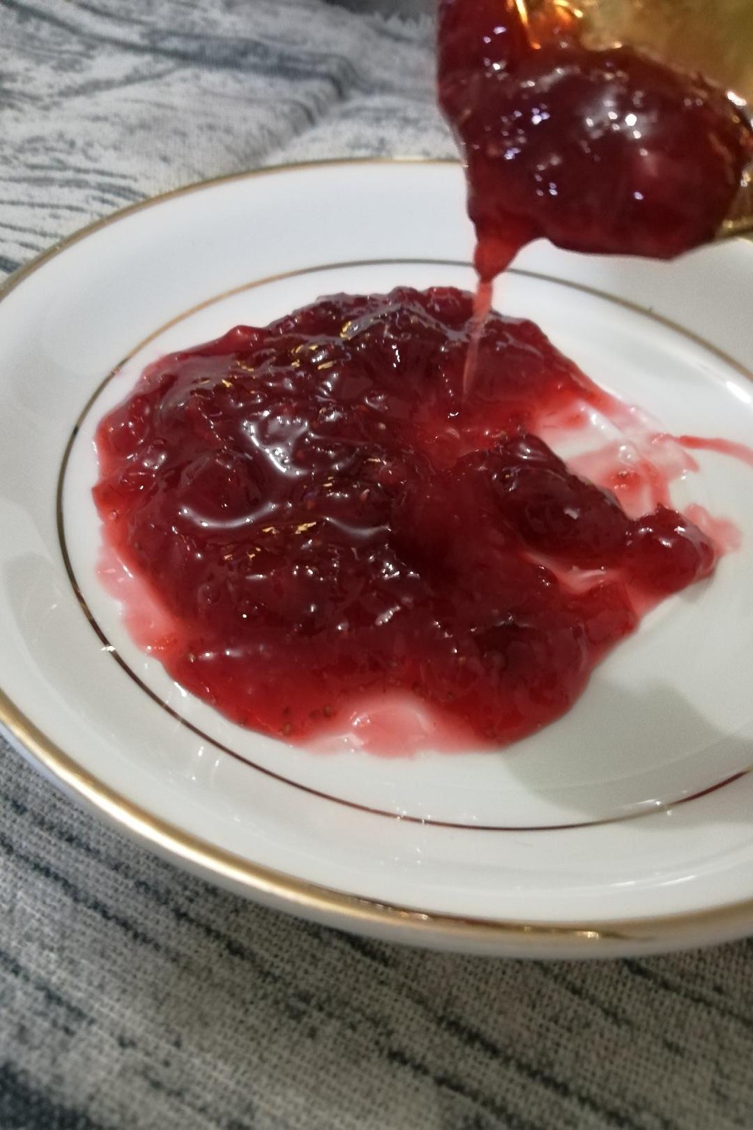 新鲜纯正的草莓果酱