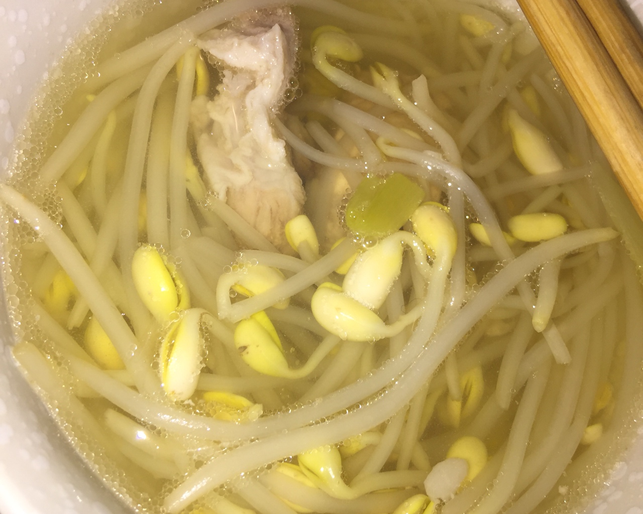 排骨炖豆芽汤的做法
