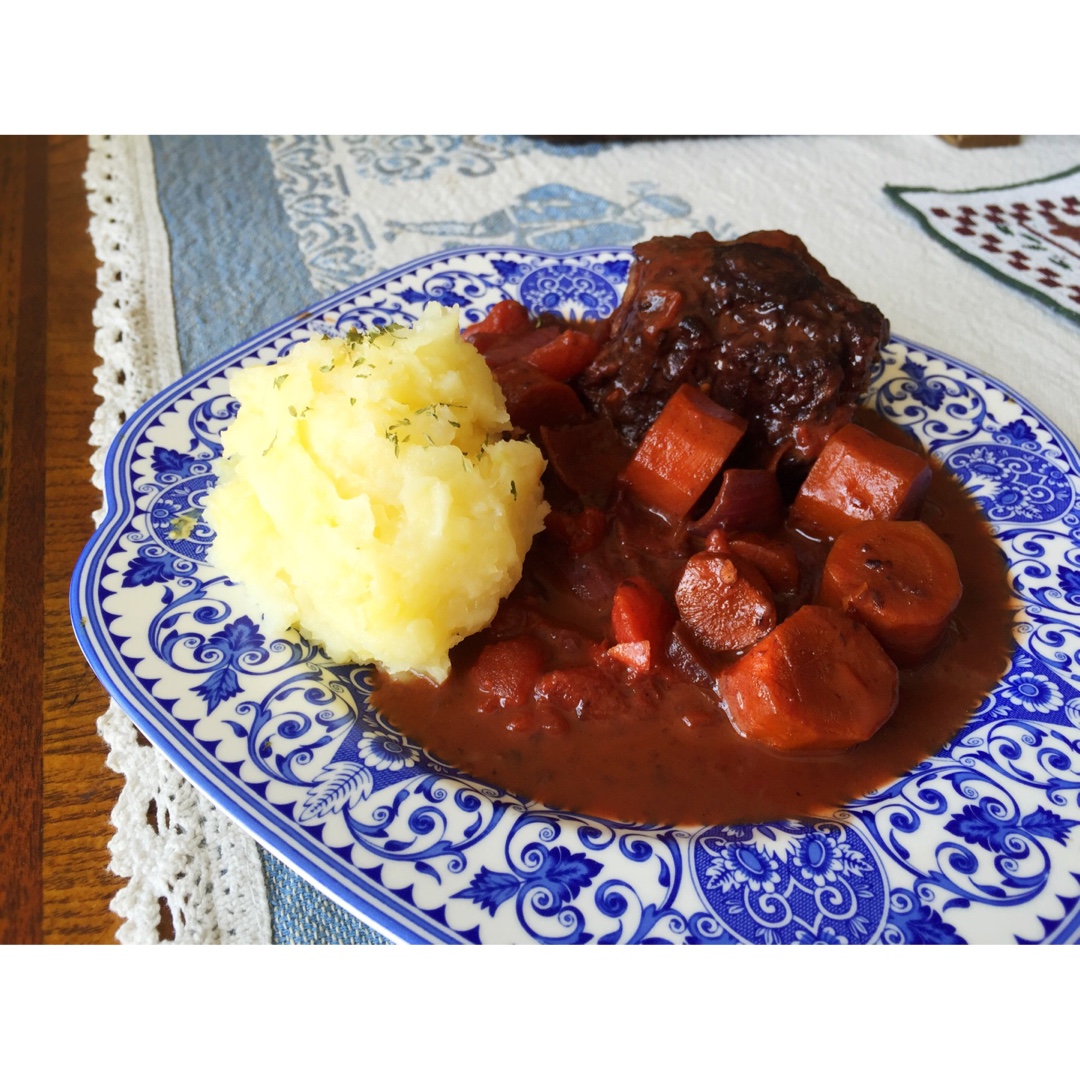 牛尾汤和红酒烩牛肉