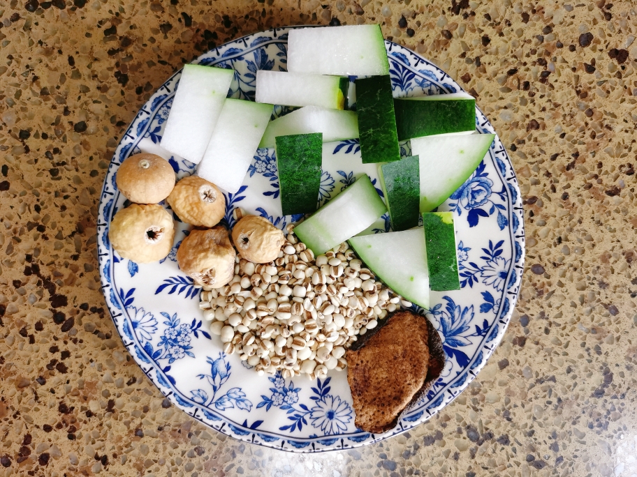祛湿冬瓜薏米无花果水的做法 步骤1