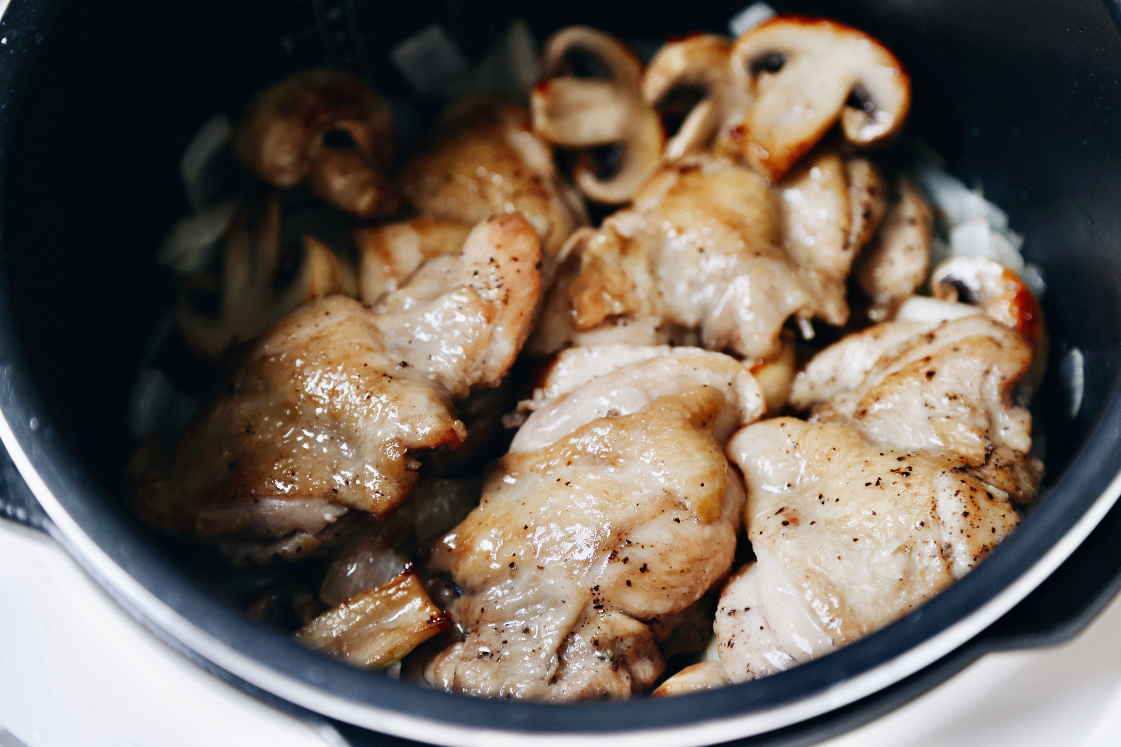 奶油蘑菇炖鸡 零基础简易西餐的做法 步骤7