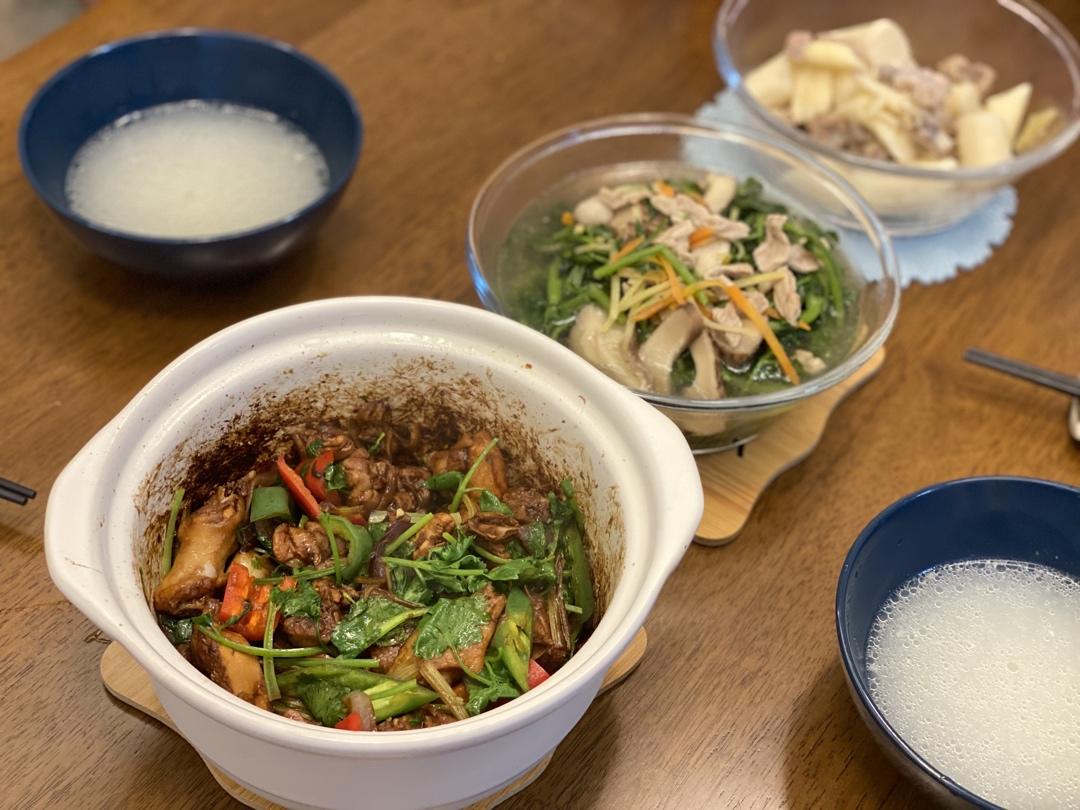 一鸡两吃的广东鸡煲