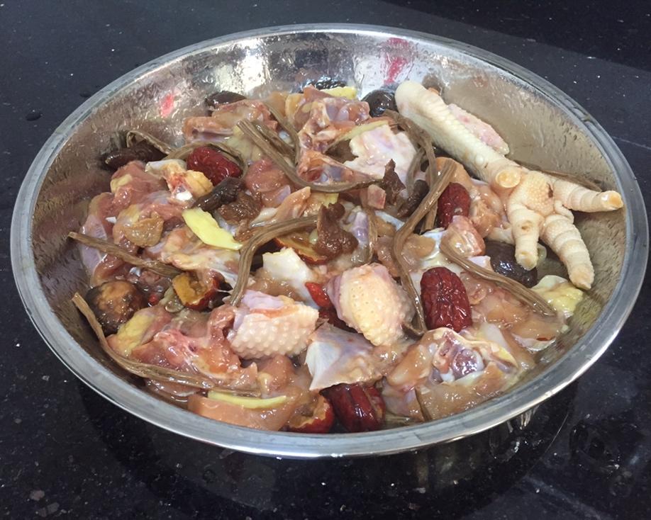 广式茶树菇蒸鸡的做法