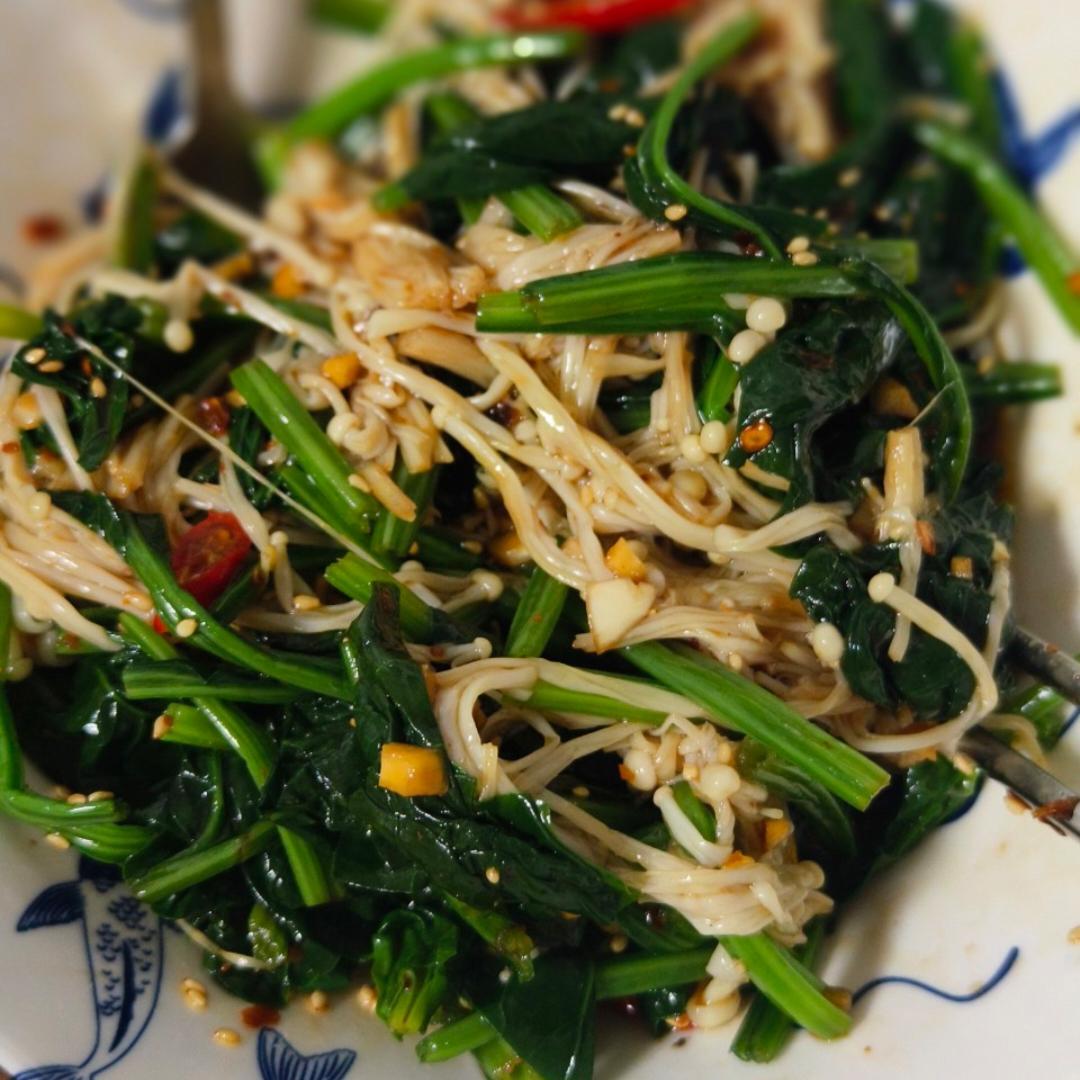 解馋减脂餐！酸辣开胃又下饭的菠菜拌金针菇