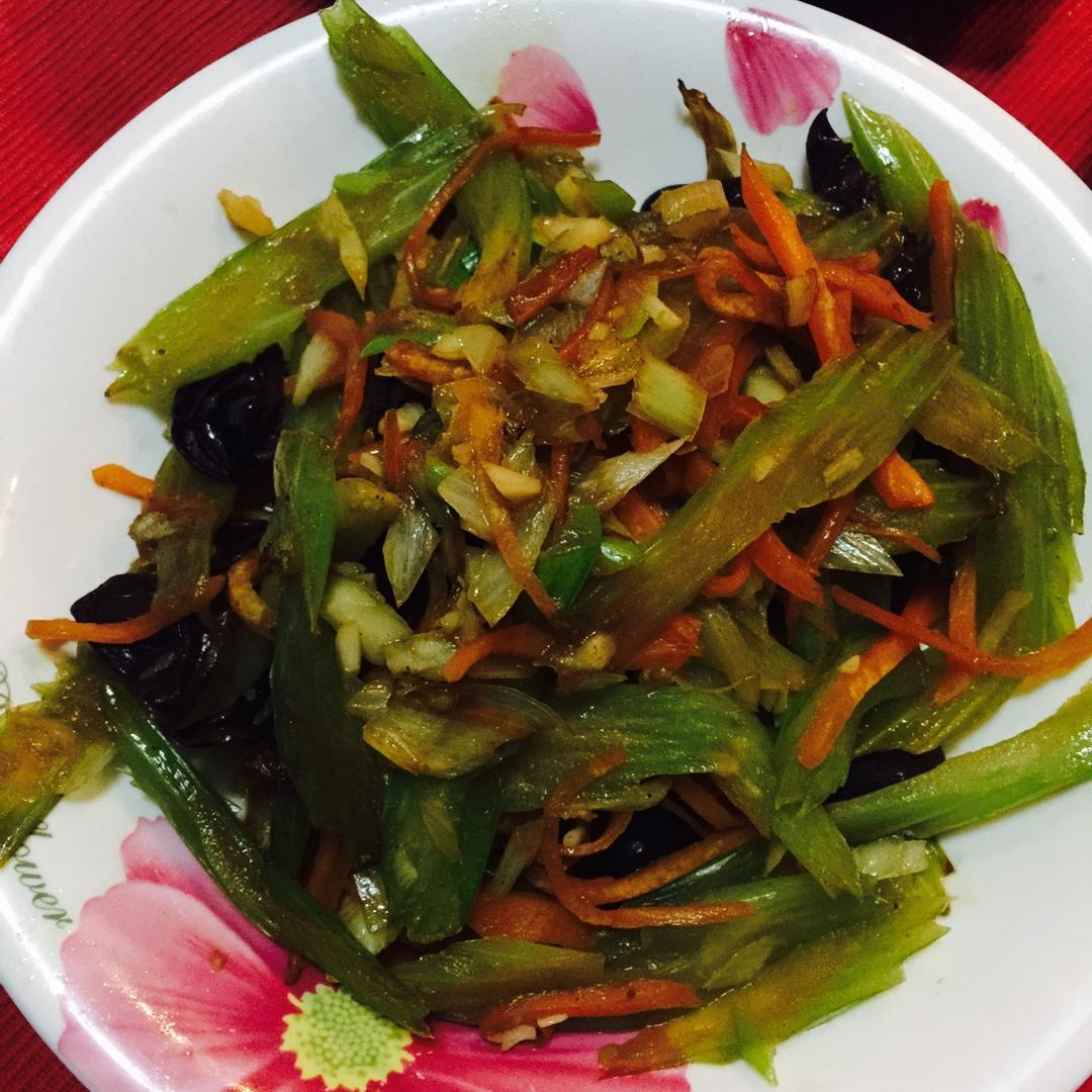 胡萝卜木耳炒芹菜