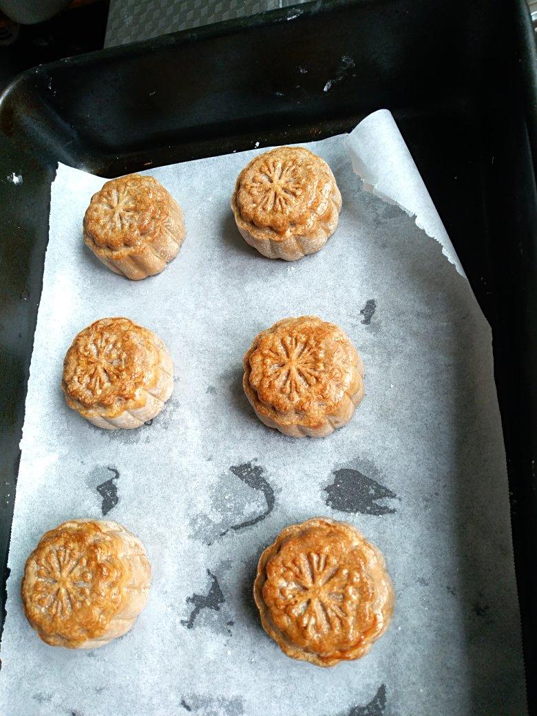 广式月饼－－蛋黄豆沙月饼