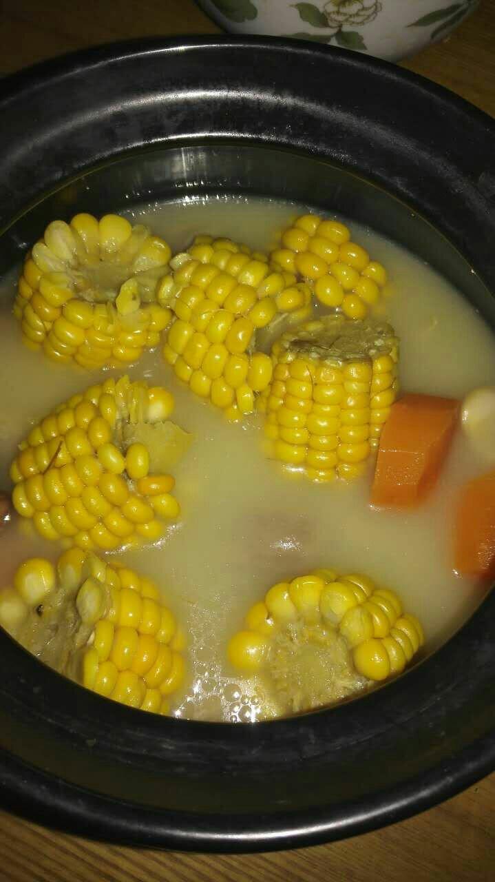 玉米胡萝卜猪蹄汤的做法