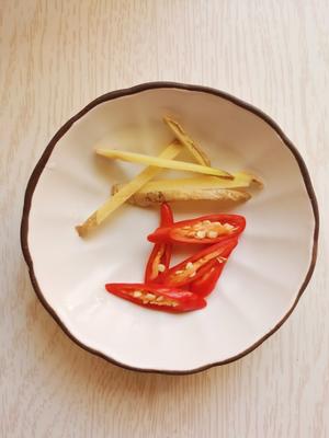 简单又好吃的韭菜炒海兔干的做法 步骤3