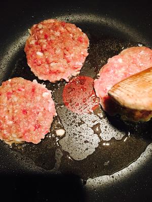 双层芝士牛肉汉堡的做法 步骤11
