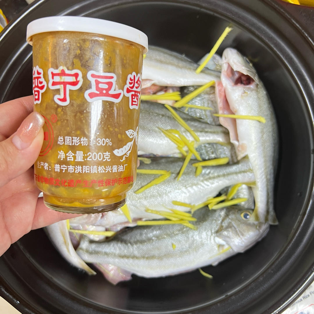 鲜美的杂鱼煲