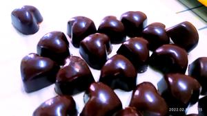 【自制无糖（纯天然代糖）巧克力系列】（之一）适合零基础的人能够看懂黑巧克力从原料到成型的全过程。告诉你自由调配各种黑巧的配方比例；附有65幅图片及视频讲解。的做法 步骤85