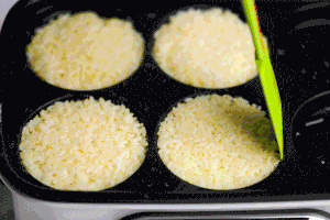 摩飞多功能锅菜谱系列之黄金猪柳蛋米汉堡的做法 步骤3