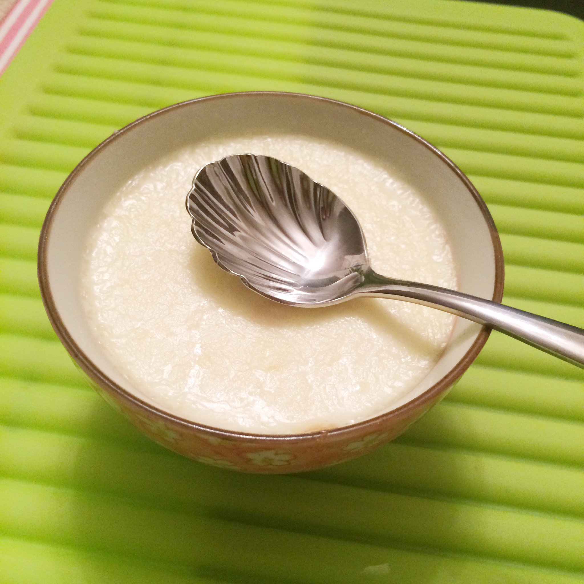 双皮奶（科学方子：淡奶油兑牛奶以假乱真乳脂达到8%的水牛奶，在家轻松做出正宗顺德味儿）