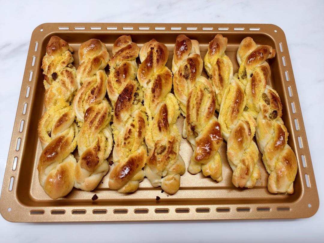 这面包也太香了，新手也能轻松做出来的椰蓉提子卷！