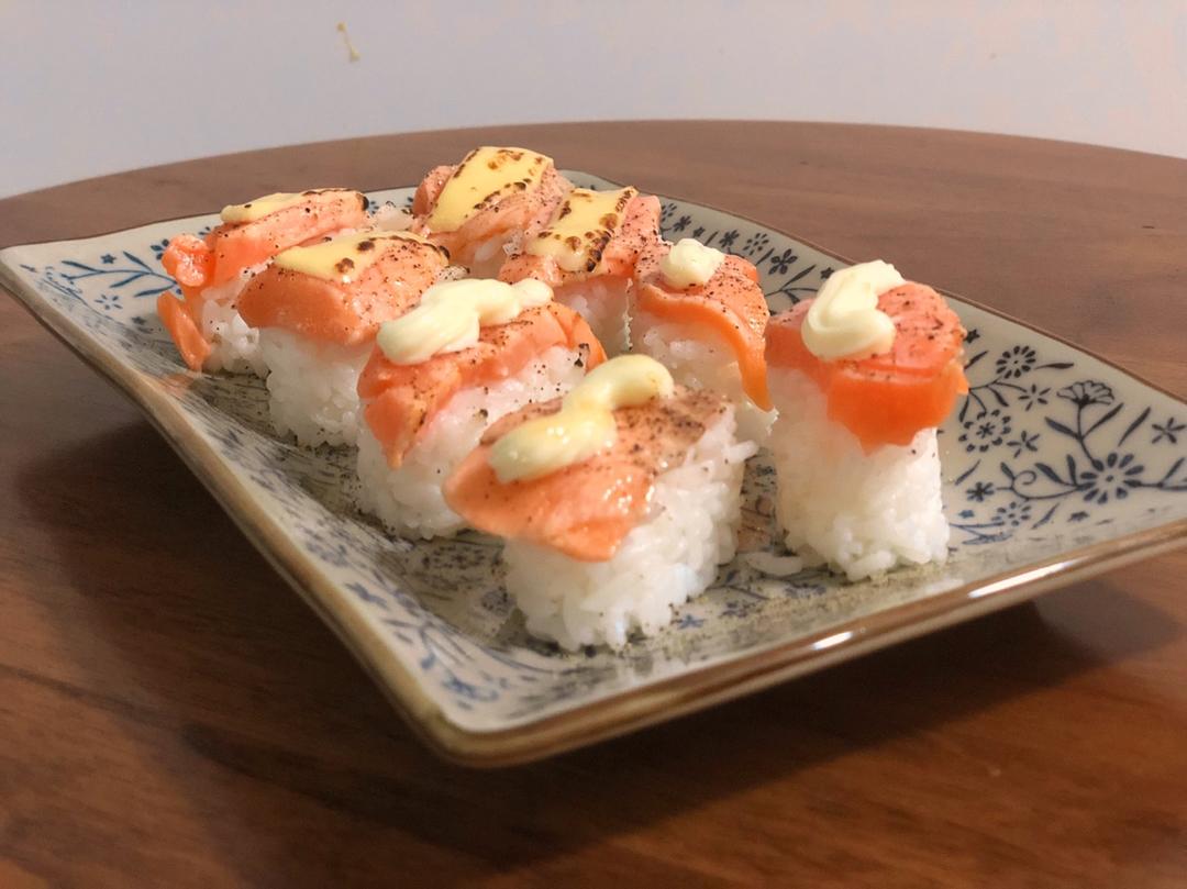 火炙三文鱼