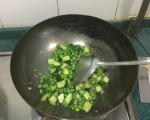 豌豆炒黄瓜的做法 步骤2