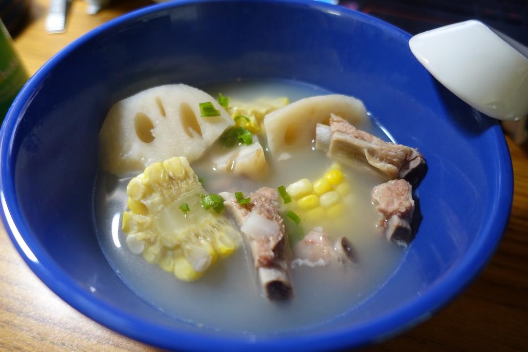 玉米排骨莲藕汤