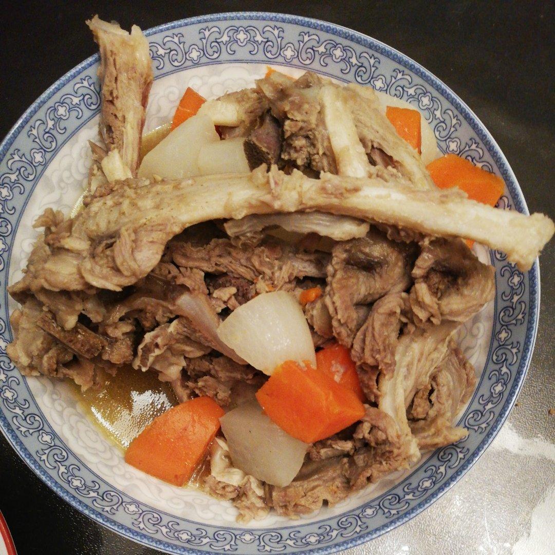 清炖羊排，老爸的拿手菜，汤鲜味浓，羊肉软烂，连萝卜都非常好吃