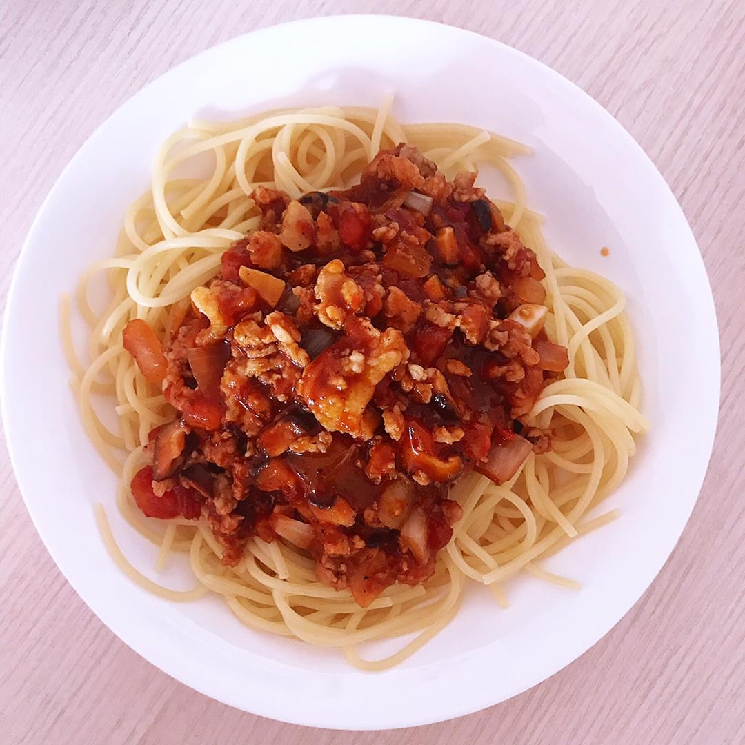 蕃茄蘑菇肉酱意大利面