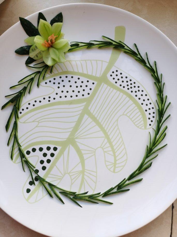 偶然-63做的简单美丽的盘饰(1)——(不会雕刻也能做出)黄瓜拼装花